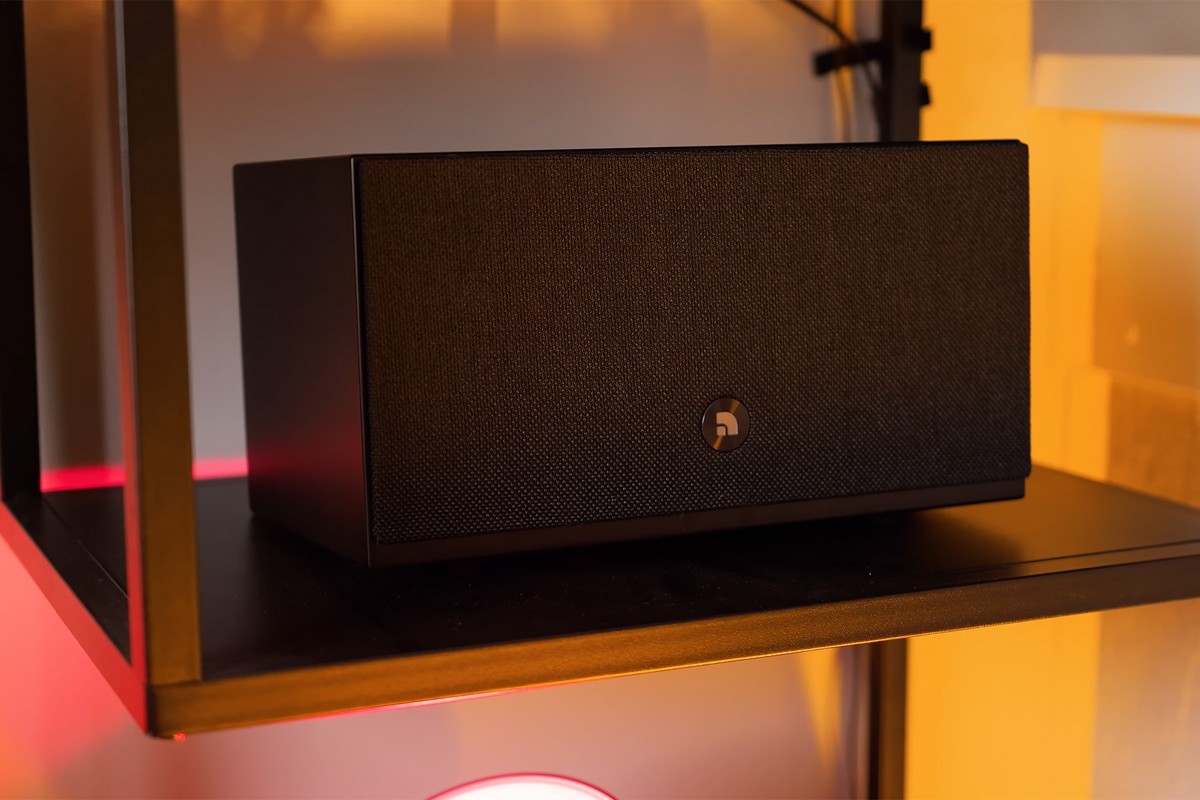 Close-up van de Audio Pro C10 MKII in een zwarte kast.