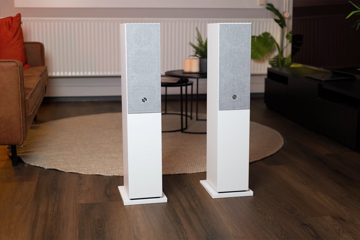 Twee witte Audio Pro A48 speakertorens middenin een woonkamersetting.