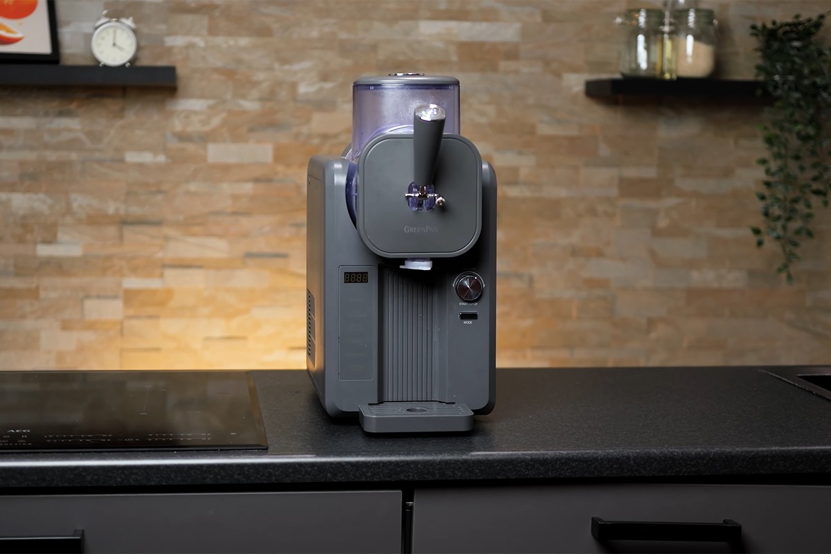 GreenPan Frost apparaat op een aanrecht.