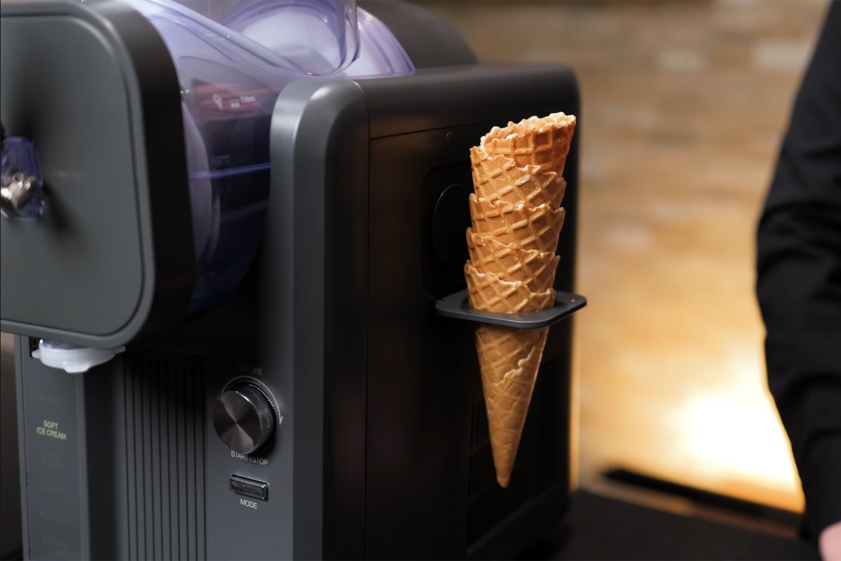 Close-up van de zijkant van de GreenPan Frost met het uitklapbare ijshoorntjeshouder waarin 5 opgestapelde ijshoorntjes inzitten.