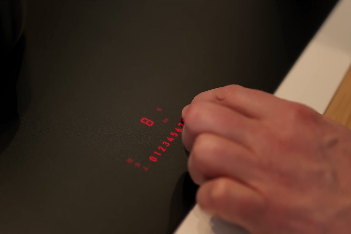 Persoon opent de Atag Serie 6 inbouwoven kijkt naar binnen.