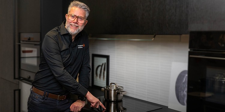 Persoon poseert naast Pelgrim inbouwkookplaat