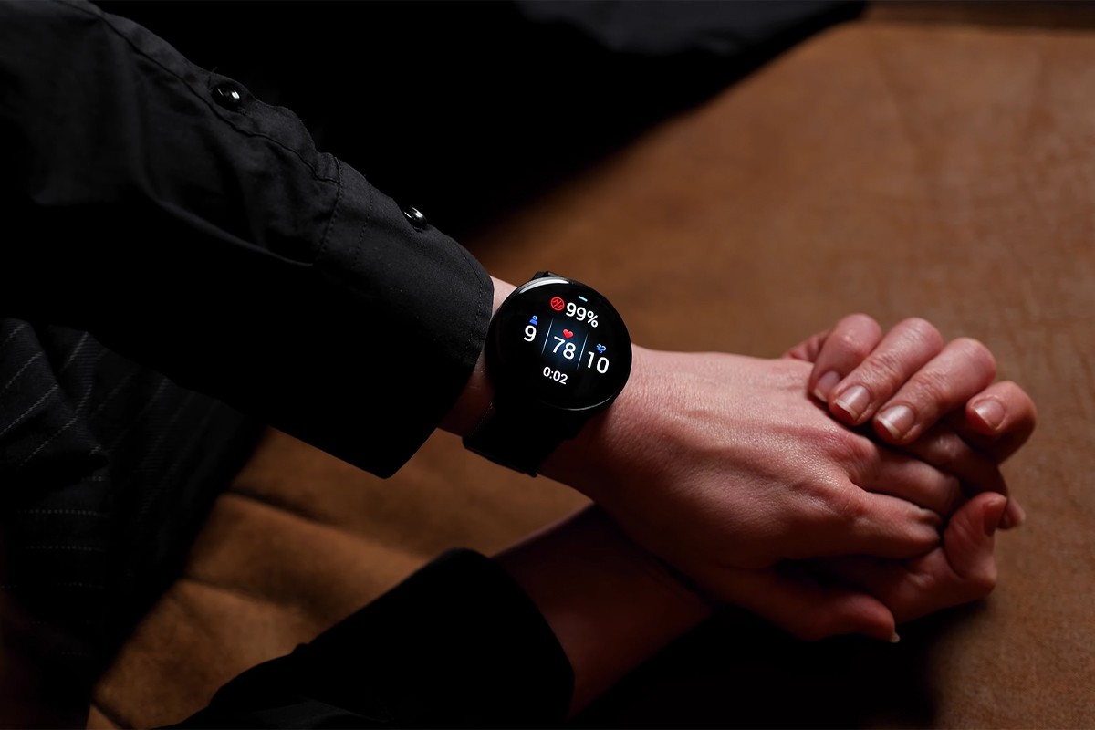 Garmin Venu 4 om de pols van een persoon waarbij de hartslag zichtbaar is.