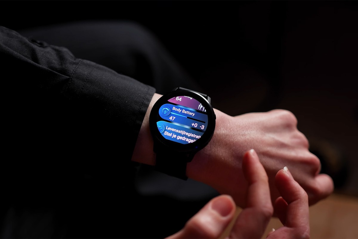 Garmin Venu 4 om de pols van een persoon waarbij de Body Battery te zien is.