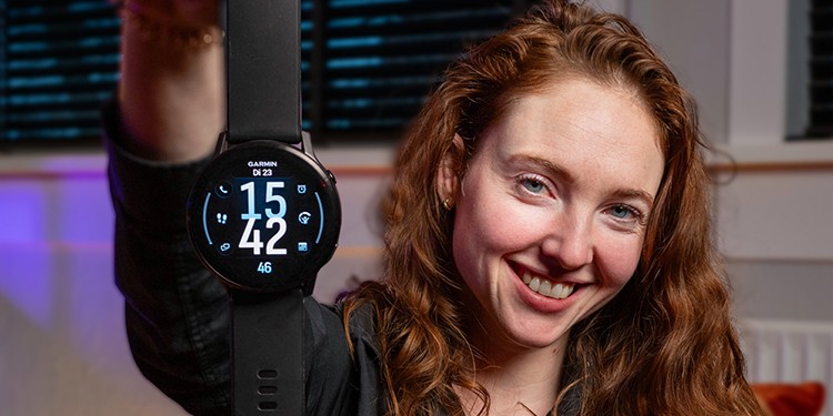 Persoon houdt Garmin Venu 4 vast.