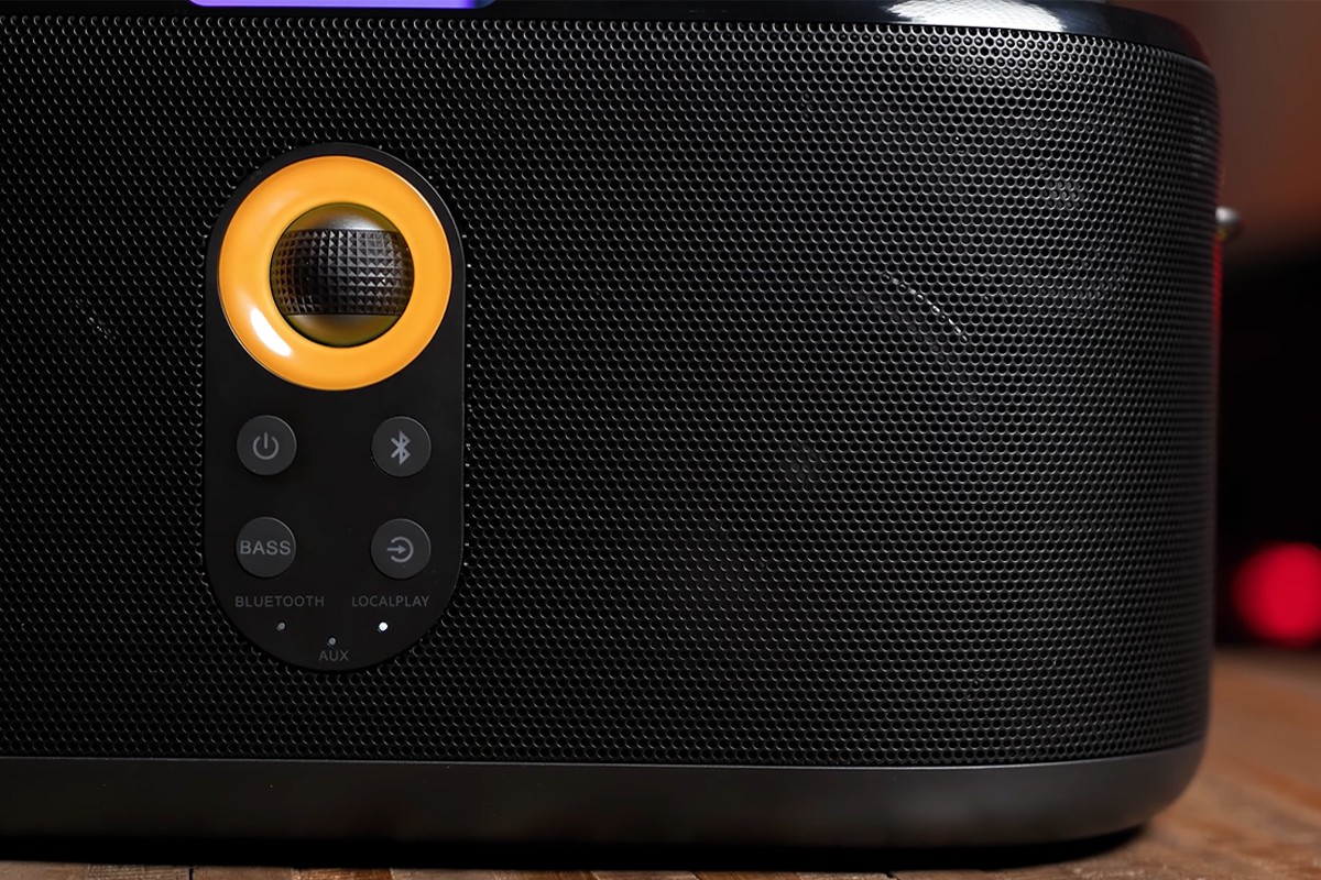 Close-up van het luidsprekerrooster van de Ikarao Shell S1 waarbij ook de knoppen voor bass en bluetooth zichtbaar zijn.