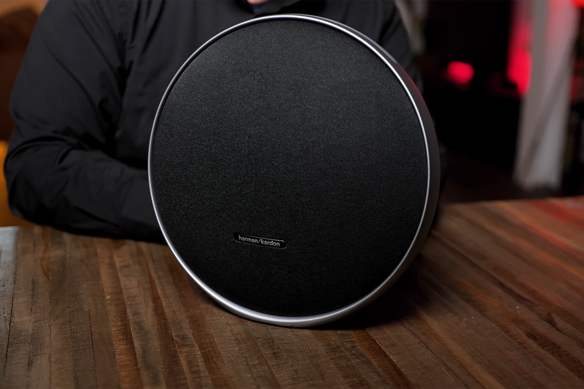 Close-up van de Harman Kardon Onyx Studio 9 op een houten tafel
