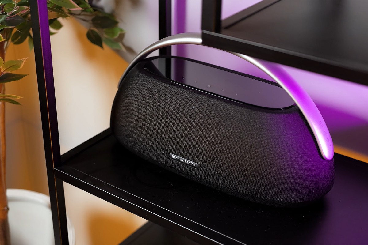 Harman Kardon Go Play 3 opgesteld in een zwarte kast.