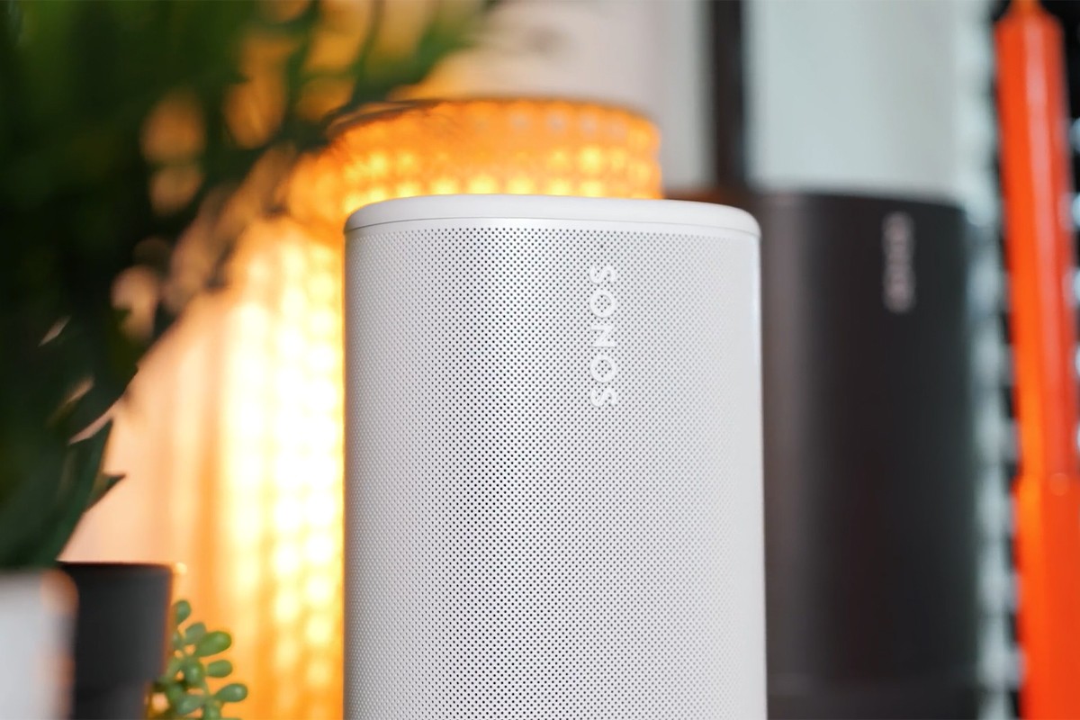 Close-up van de Sonos Play in de witte uitvoering met een vage achtergrond.