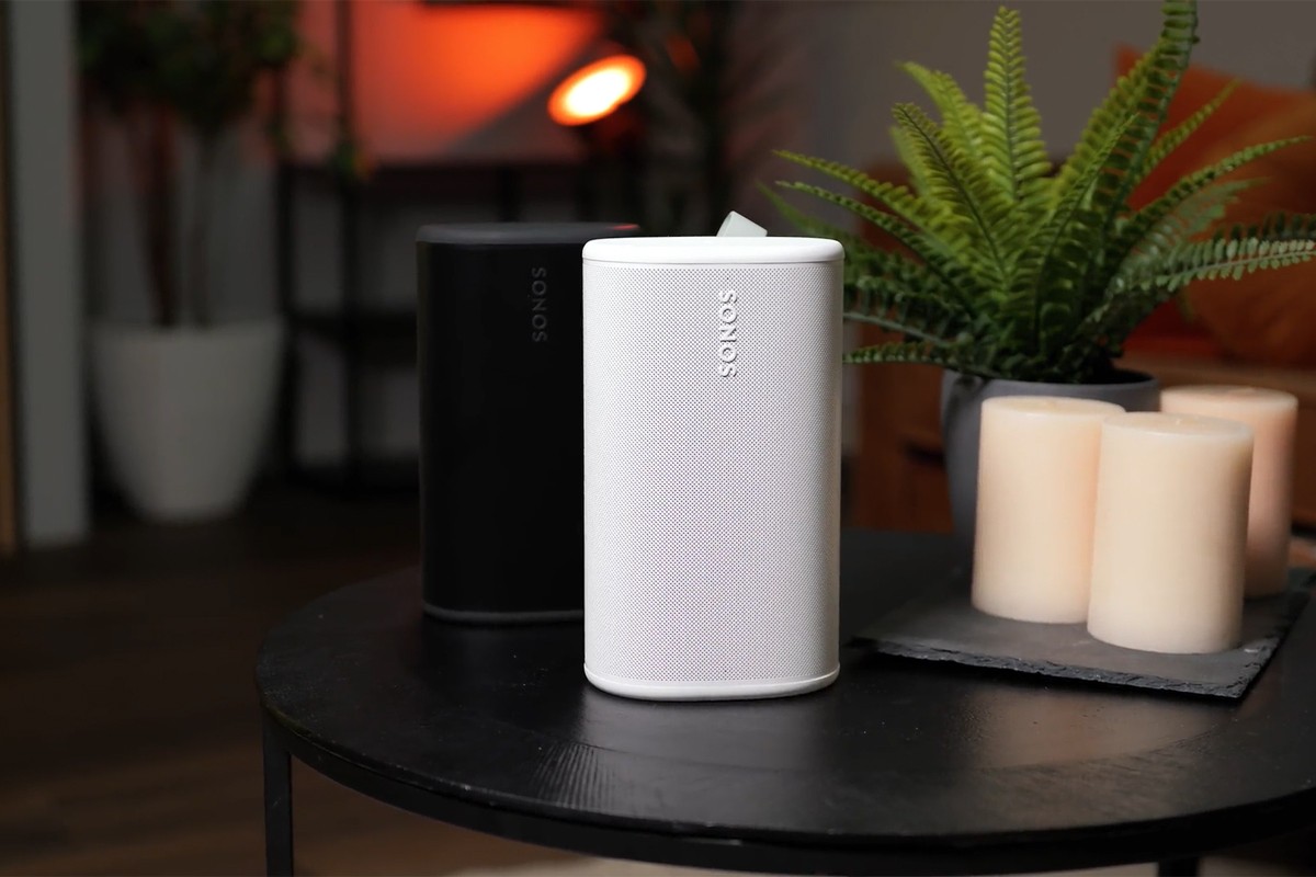 Sonos Play in een witte uitvoering staat op een tafeltje in de woonkamer naast een Sonos Play in een zwarte uitvoering.