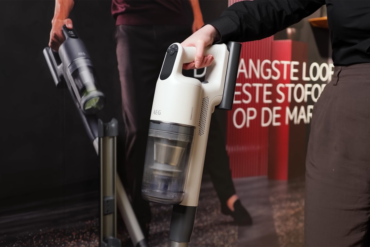 Persoon houdt de AEG 9000 steelstofzuiger vast.