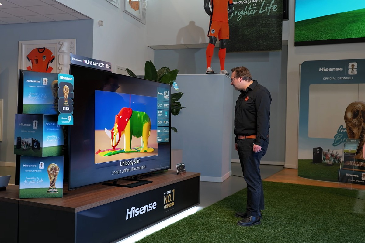 Man kijkt naar het scherm van de Hisense U79SE opgesteld in de KNVB-campus in Zeist.
