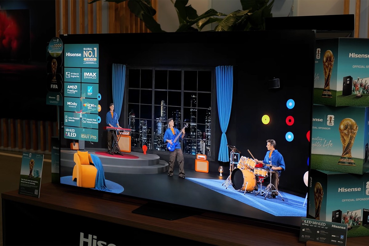 Close-up van de Hisense U79SE waarop de contrasten duidelijk te zien zijn. Een gitarist met een fel blauwe blouse speelt tegen een donkerzwarte achtergrond.