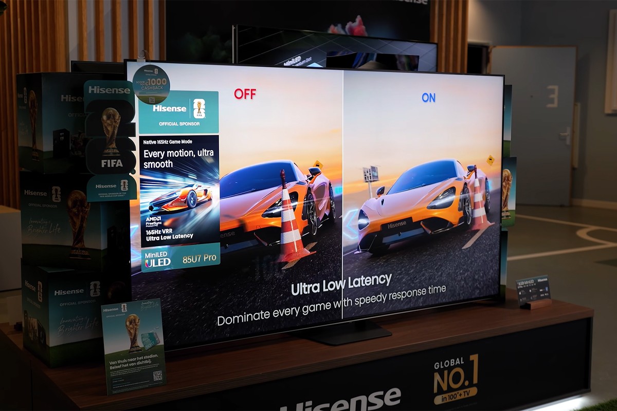 Close-up van de Hisense U79S Pro waarop de gamingspecificaties te zien zijn.