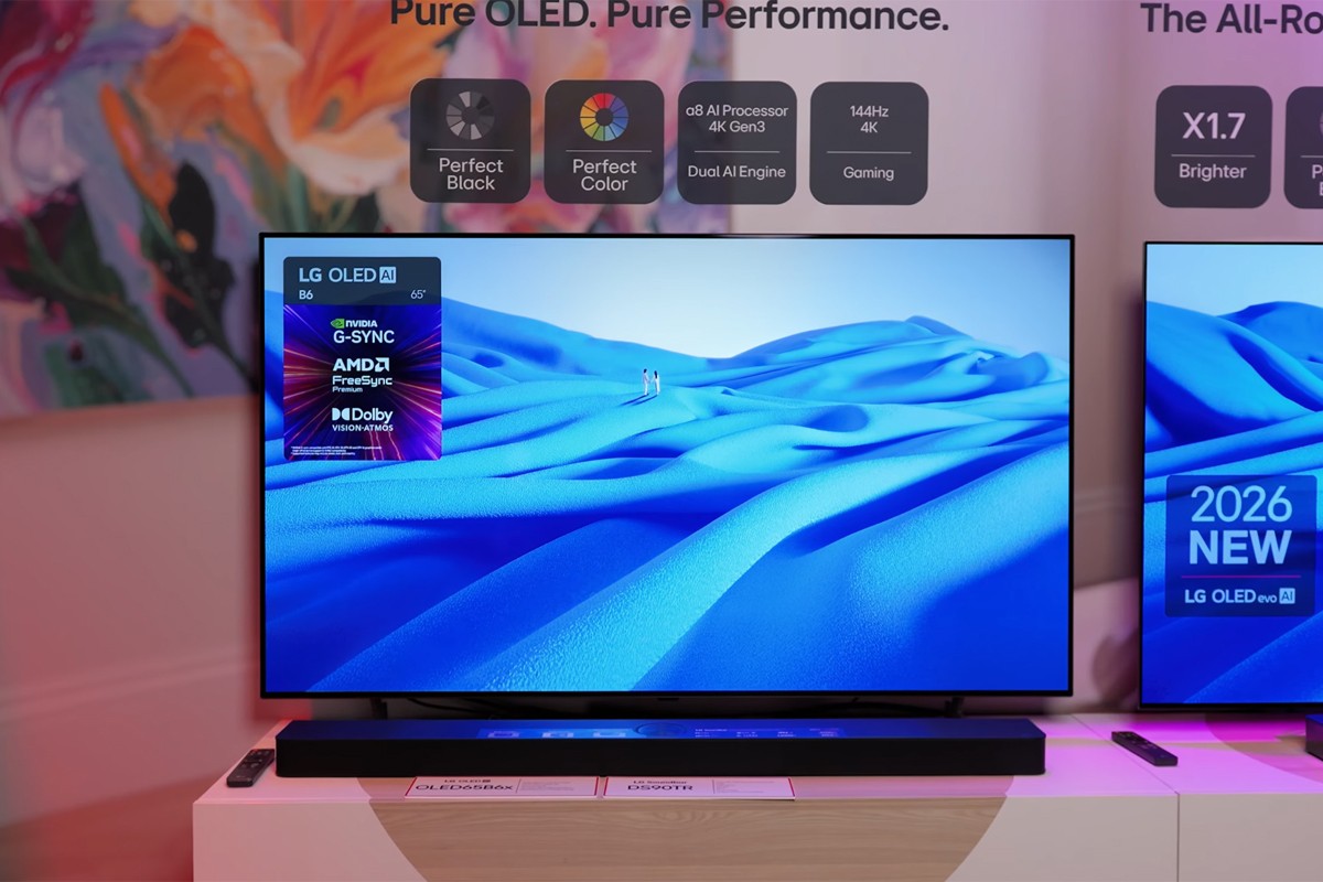 Vooraanzicht van LG OLED B6 waarop een overwegend blauw beeld te zien is.