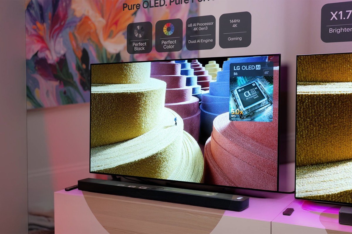 Aanzicht vanuit een schuin rechterhoek op de LG OLED B4 waarop meerdere kleuren te zien zijn.