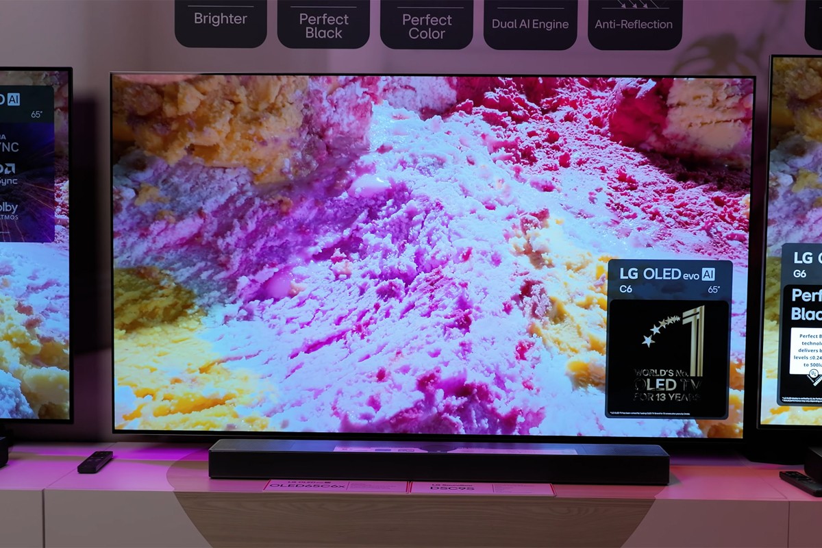 Vooraanzicht van de LG OLED C6 waarop een close-up is te zien van verschillende kleuren schepijs.