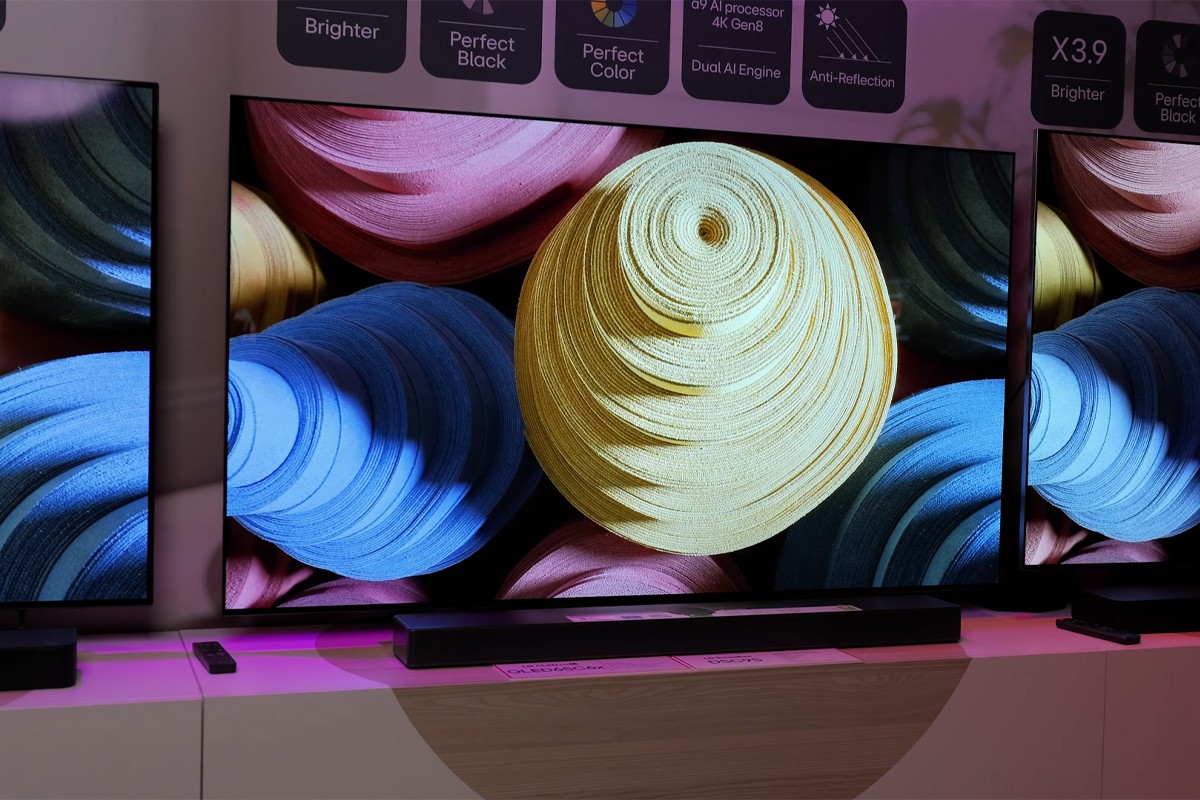 Aanzicht vanuit een schuin linkerhoek op de LG OLED C6 waarop verschillende kleuren te zien zijn.