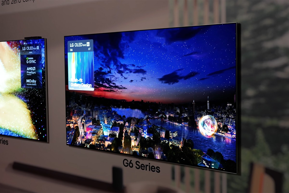 Aanzicht vanuit schuin rechterhoek op de LG OLED G6 waarop een skyline bij nacht te zien is.