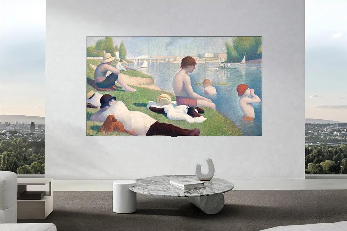 LG OLED W6 in een moderne woonkamer waarbij de Zero Connect Box linksonder in een kastje te zien is.