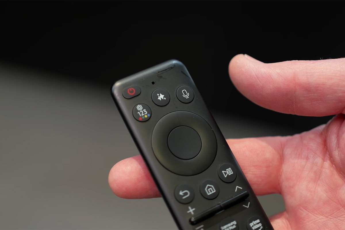 Close-up van de Samsung afstandsbediening waarbij de scherptefocus is gelegen op het knopje voor Vision AI.