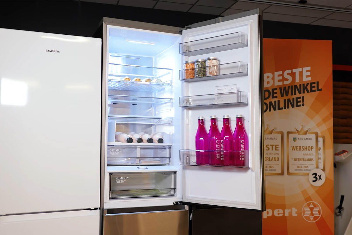 Samsung RB38-koelkast met open deur waarbij het koelvak zichtbaar is.