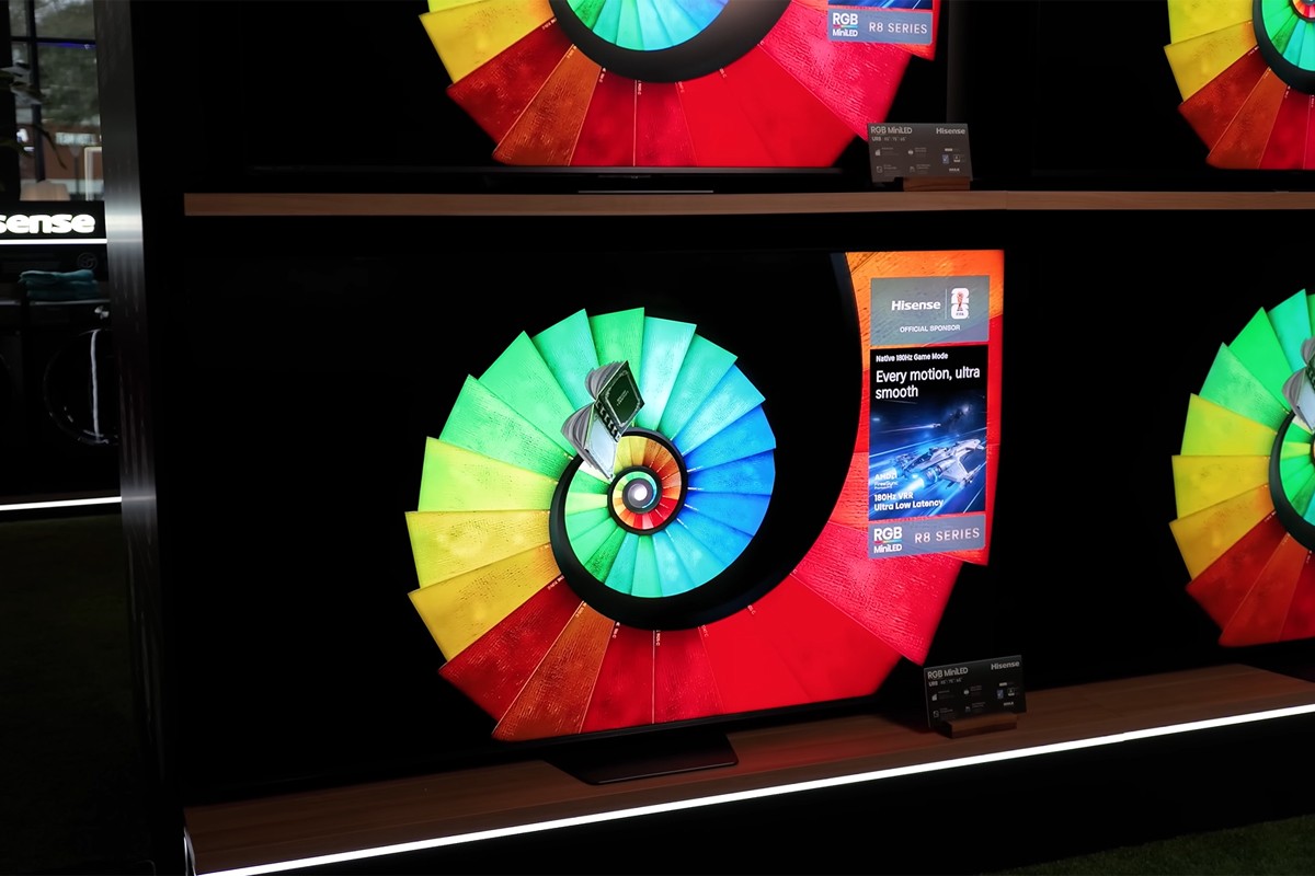 Rode, groene en blauwe kleuren spatten van het scherm van de Hisense RGB MiniLED