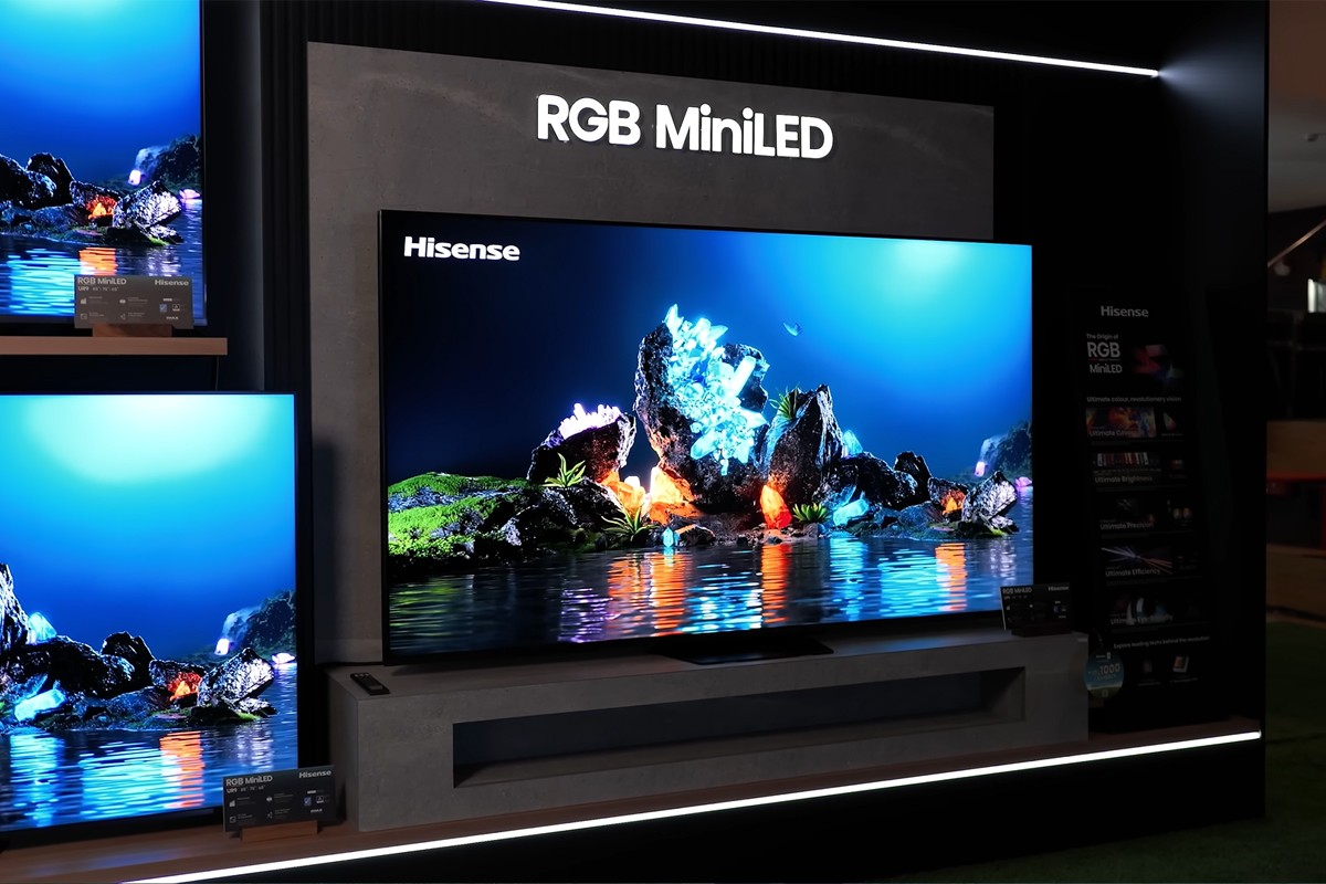 Hisense UR9S waarbij nauwelijks reflecties op het scherm te zien zijn.