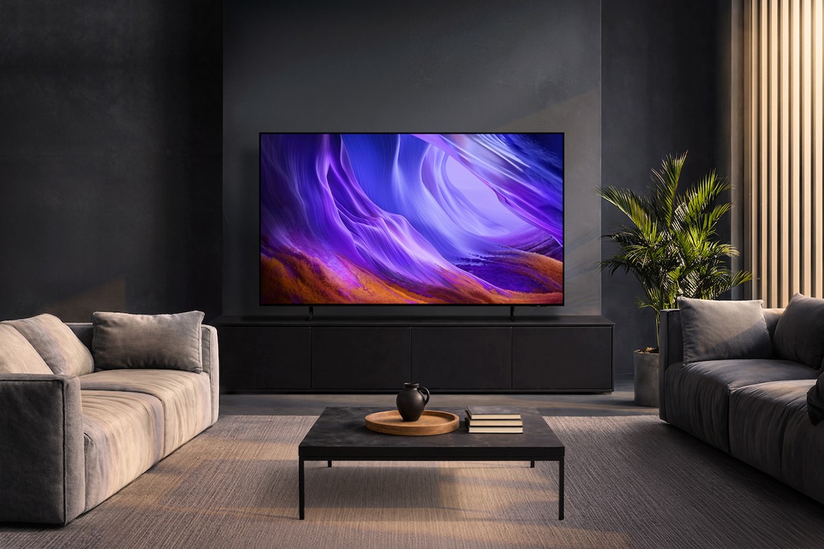 Woonkamersetting met de Samsung OLED S83H op een tv-meubel.
