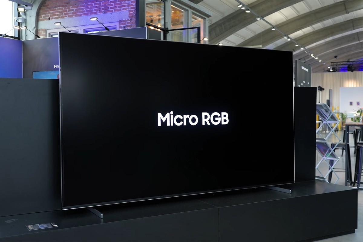 Samsung-tv in een grote showroom waarop in witte letters 'Micro RGB' is te lezen.