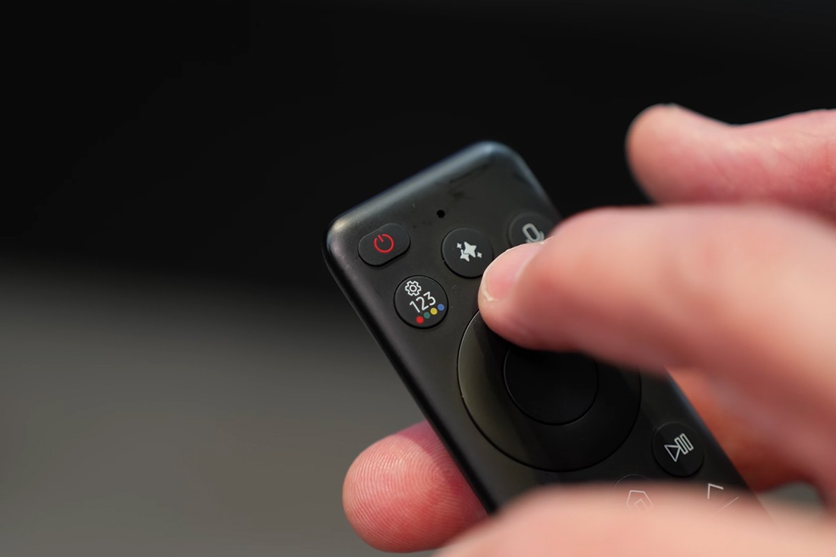 Close-up van de toetsen op de afstandbediening van Samsung. Duidelijk zichtbaar is de Galaxy-AI knop die wordt aangewezen om er extra nadruk op te leggen.