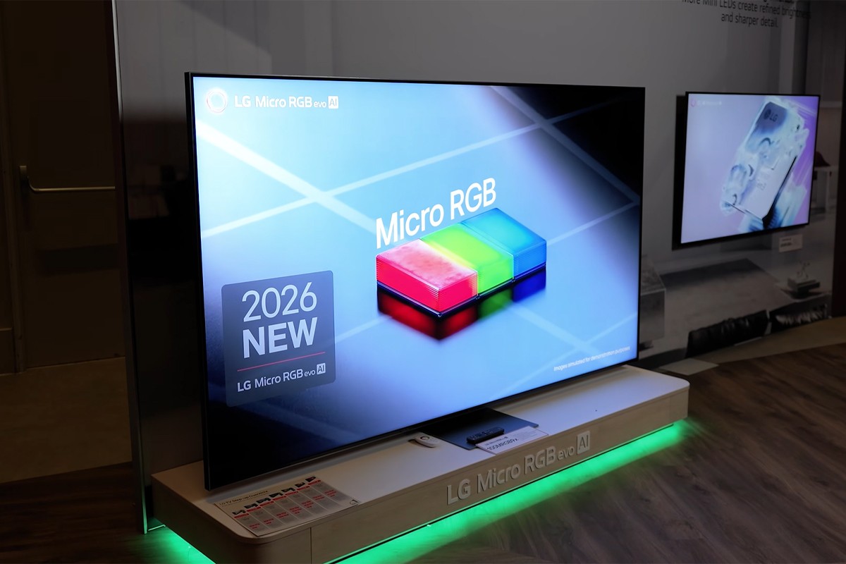 LG Micro RGB-tv in een showroom. Op het beeld zijn rood, groen en blauwe kleuren te zien en in witte letters 'Micro RGB'.
