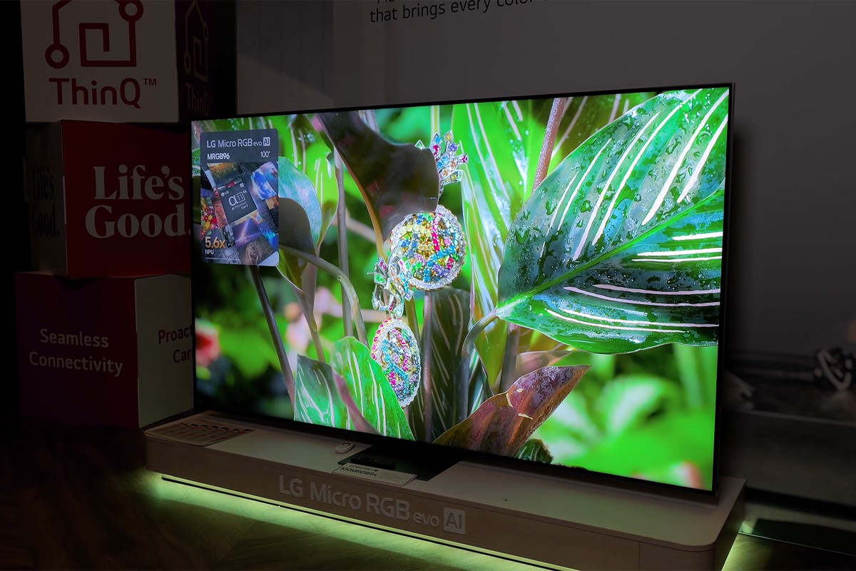 LG MRGB96B in een donkere showroom. Op het beeld is een close-up te zien van bladeren met kleurrijke kristallen.
