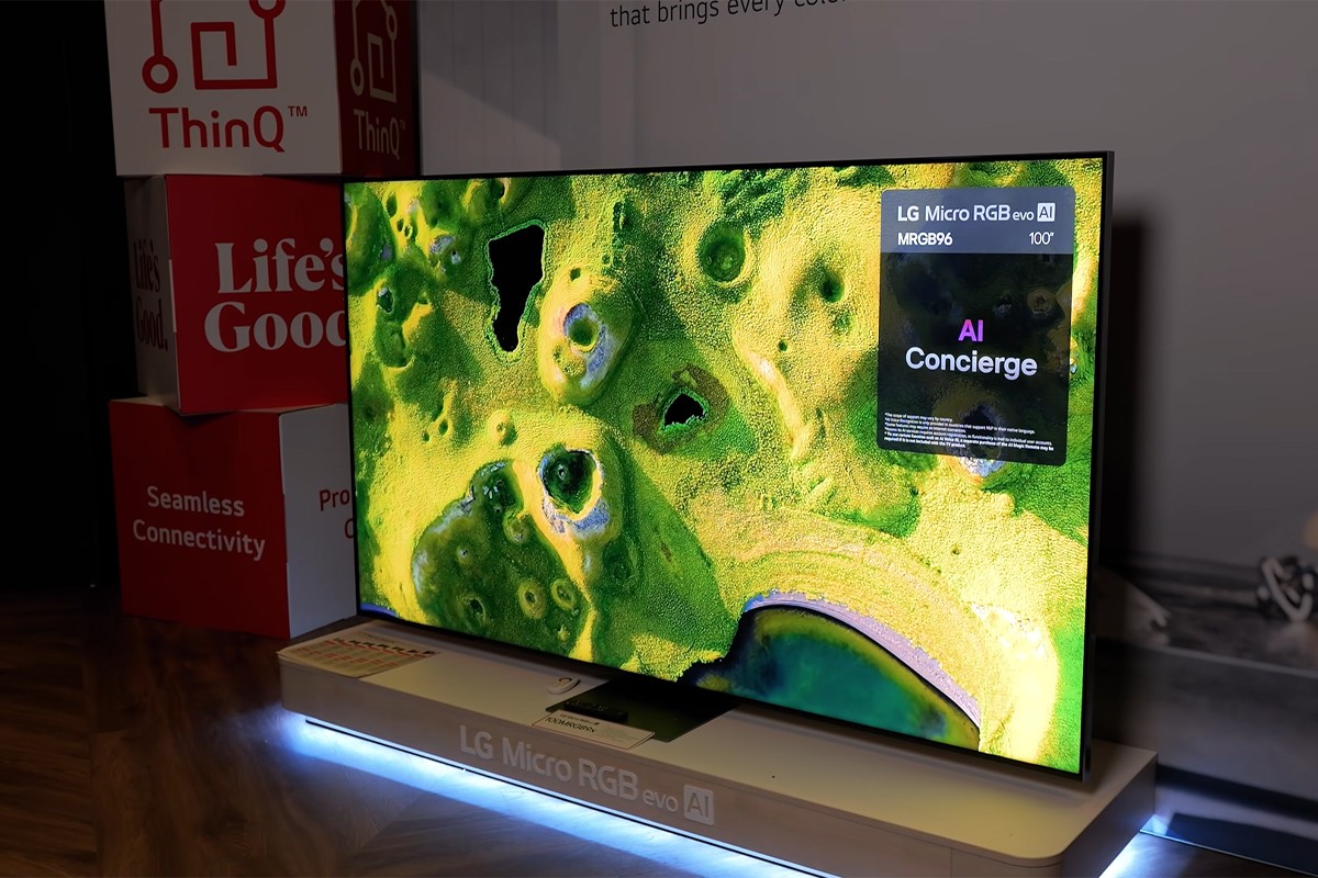 LG MRGB96B in een donkere showroom. Op het beeld is een een groene vlakte van boven te zien.
