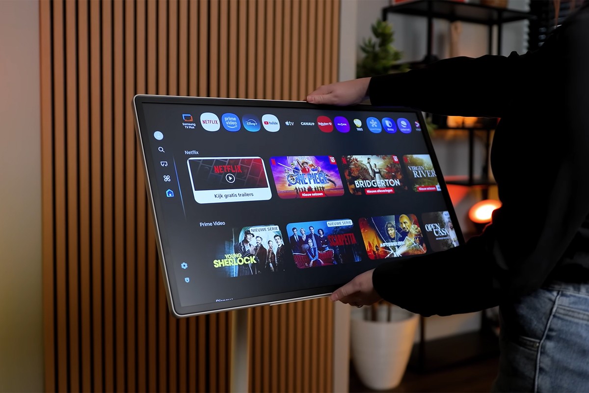 Persoon kantelt het scherm van de Samsung Movingstyle.