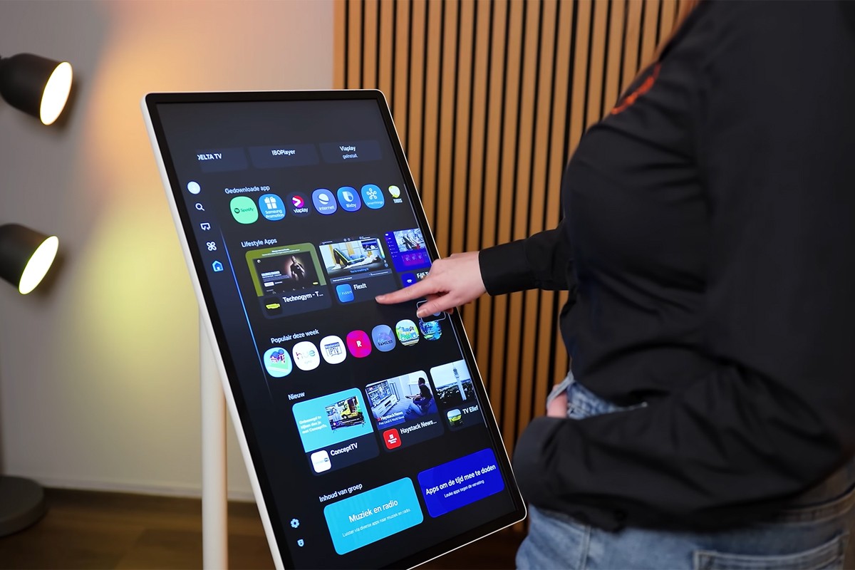 Persoon navigeert via touchscreen door de smartomgeving van de Samsung The Movingstyle.