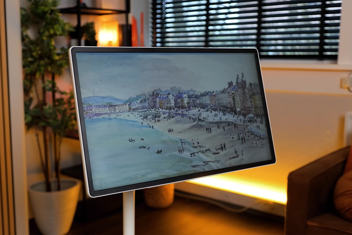 Close-up van de Samsung The Movingstyle met een kunstwerk als screensaver.