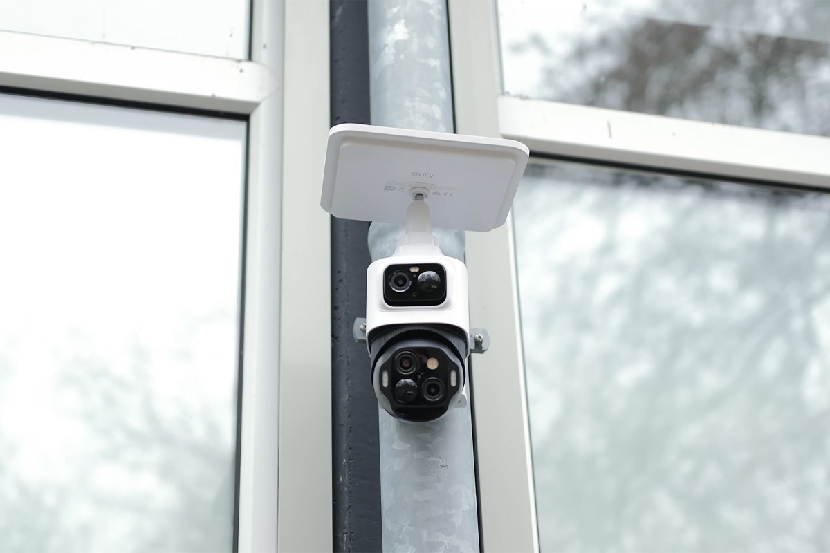 De Eufy S4 Camera gemonteerd aan een regenpijp in de buitenlucht.