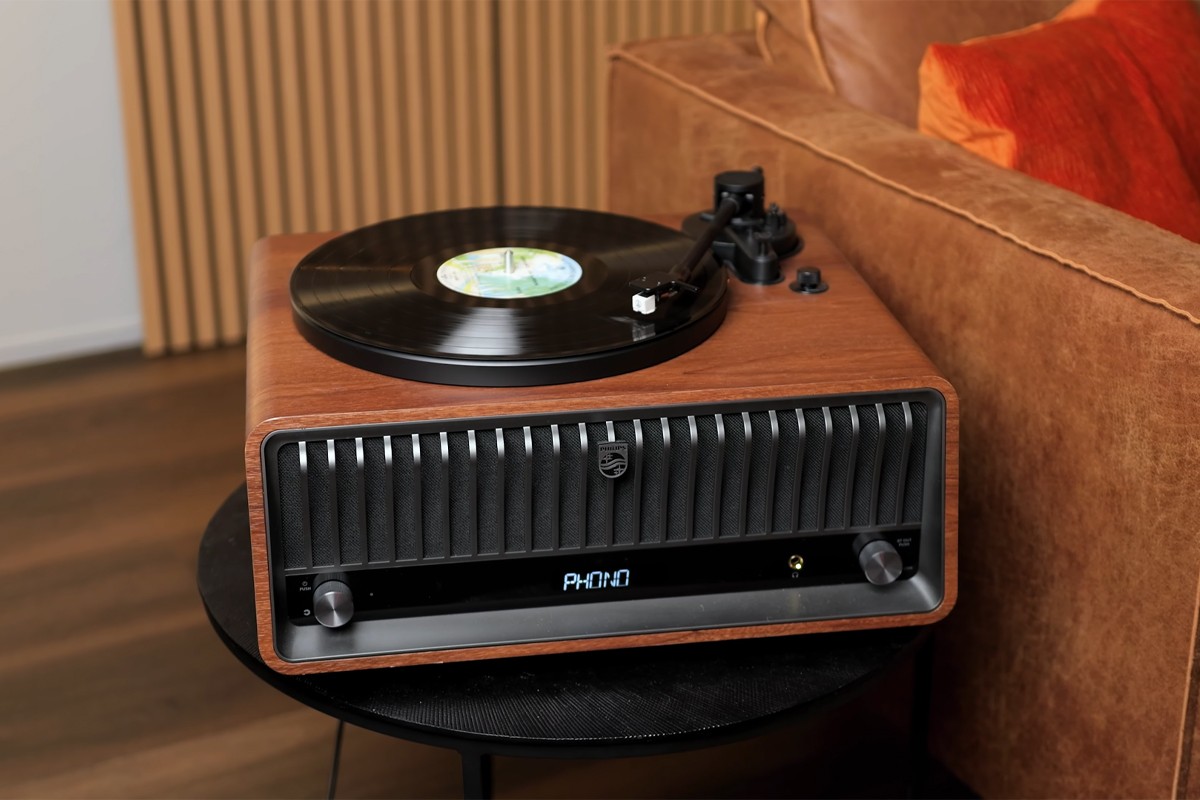 Philips The Tina op een zwart tafeltje naast een bruine bank.