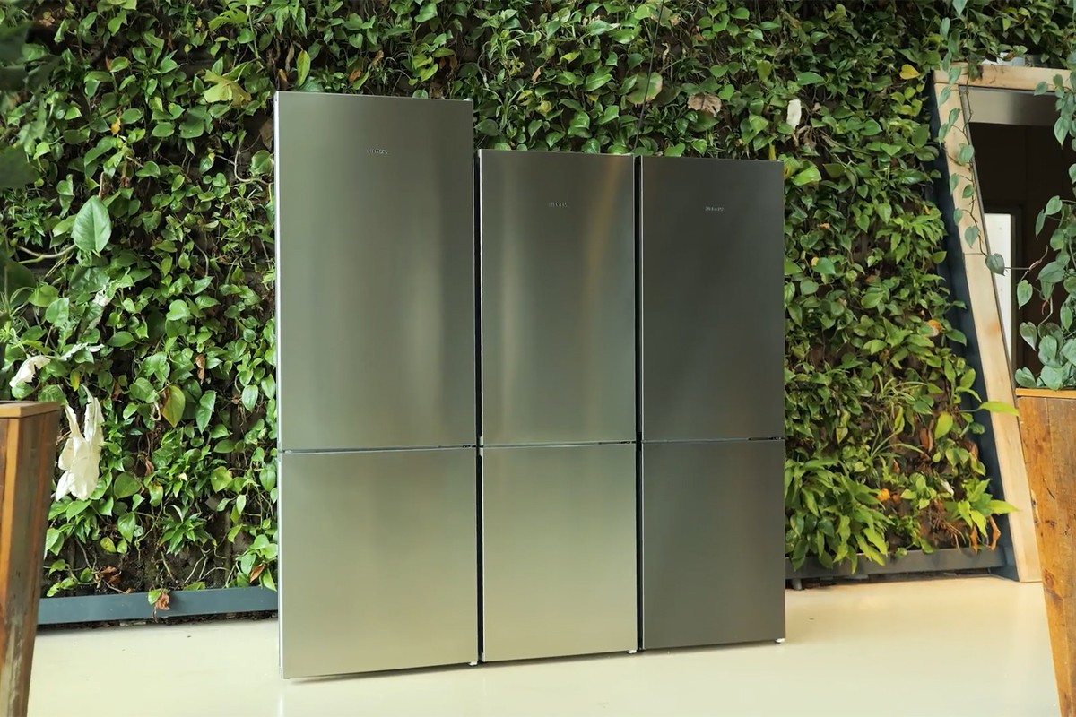 De Siemens KG36NEXAG, KG36NVIAG en KG49NVIAG naast elkaar opgesteld voor een grote wand met planten.
