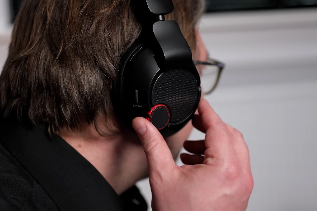 Persoon draagt Skullcandy Crusher PLYR 720 en draait aan het wieltje om Crusher Bass naar voren te laten komen.