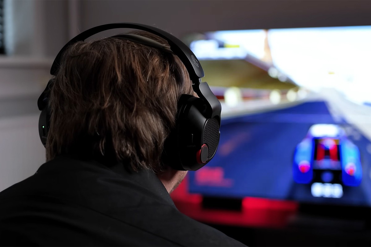 Persoon speelt een racespel met de Skullcandy Crusher PLYR 720 op zijn hoofd.