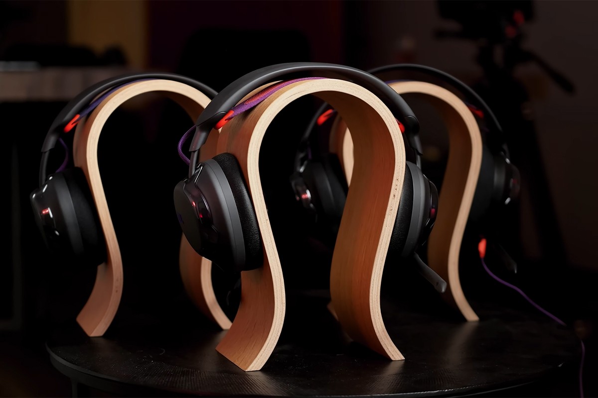 JBL Quantum headsets op een koptelefoonhouder.
