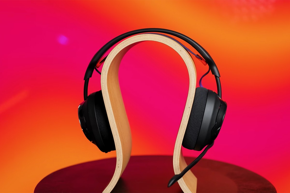Hero-shot van de JBL Quantum 650 getoond op een koptelefoonstandaard.