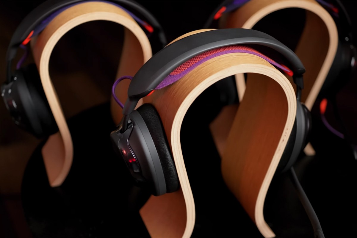 Close-up van de JBL Quantum headsets op een koptelefoonstandaard.