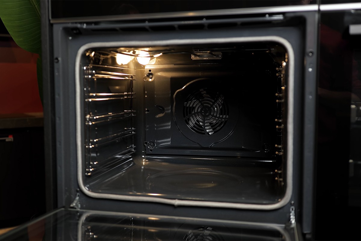 Open ovenruimte van de AEG 7000-serie inbouwoven.