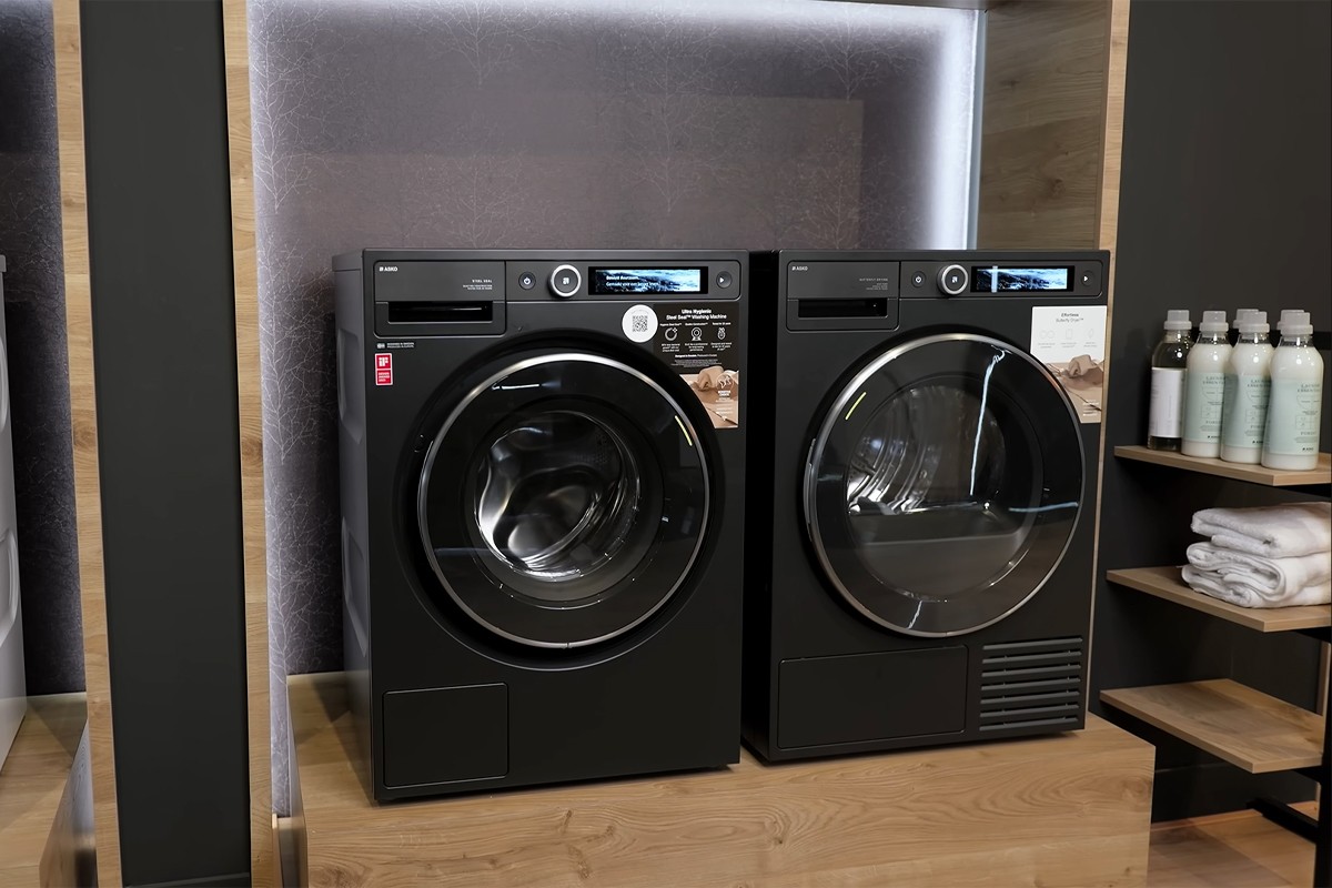 ASKO-wasmachines opgesteld in een showroom.