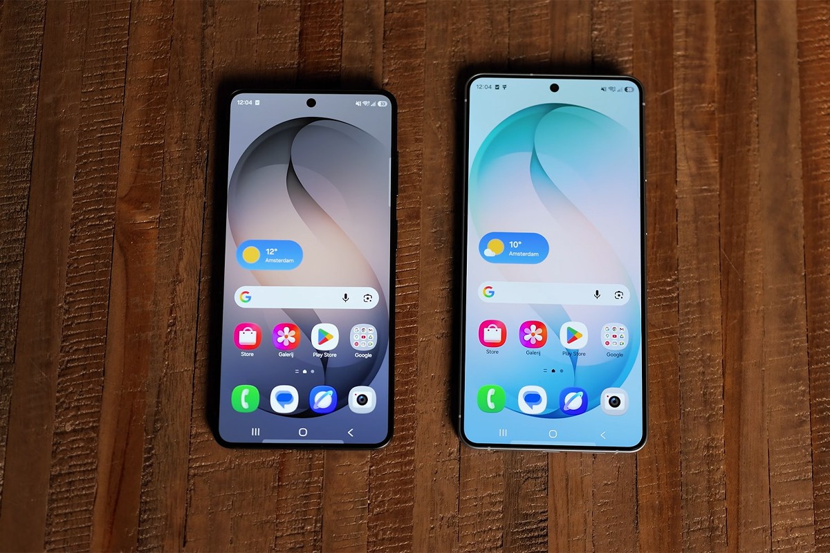 Samsung Galaxy S26 en S26 Plus naast elkaar gelegen op een houten tafel.