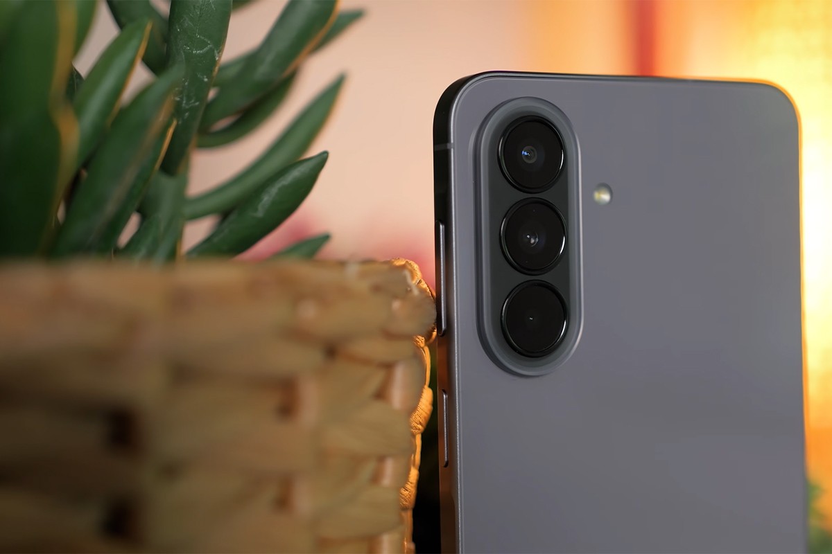Close-up van de achterkant van de Samsung Galaxy A57. De drie camera's staan verticaal onder elkaar en zijn duidelijk zichtbaar.