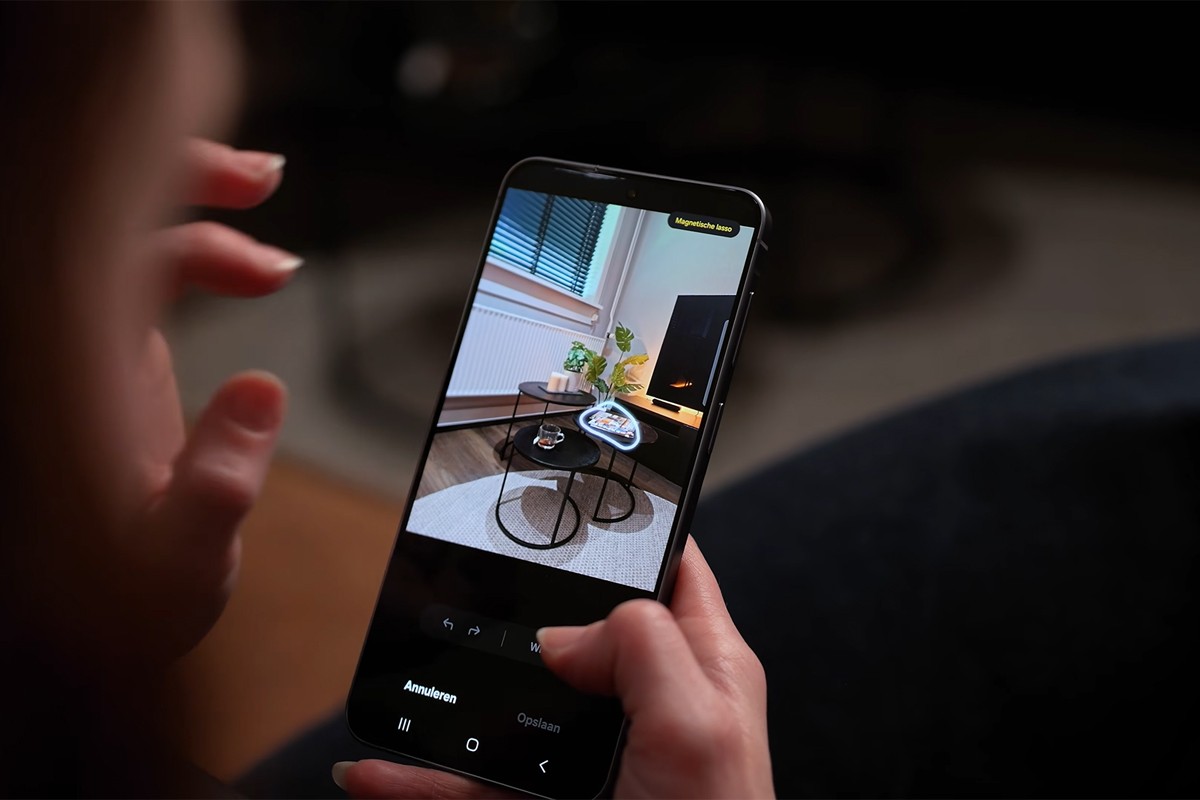 Persoon houdt de Samsung Galaxy A57 vast waarop een bewerkingsfunctie voor een foto is geopend.